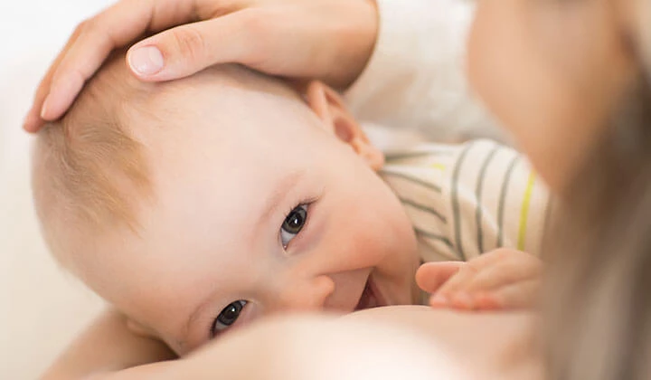 Mutter stillt Baby Baby vor Mundsoor schützen